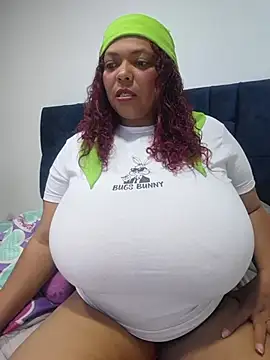 Eskarlata_boobs