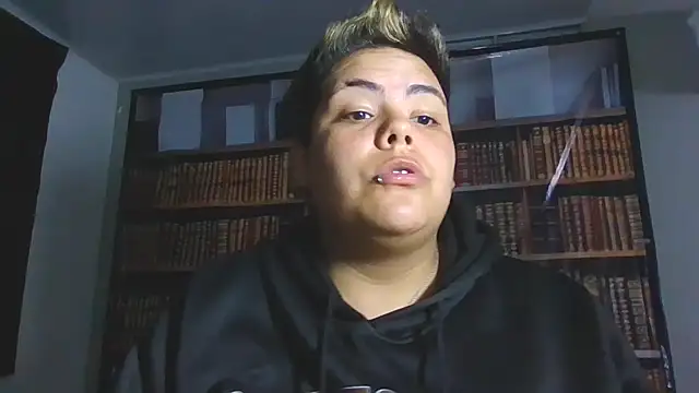 Hailey_Curvy