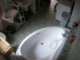 voyeurcam-julmodels-bath-1st-1