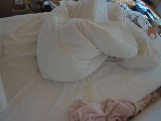 voyeurcam-julmodels-whitebed-1