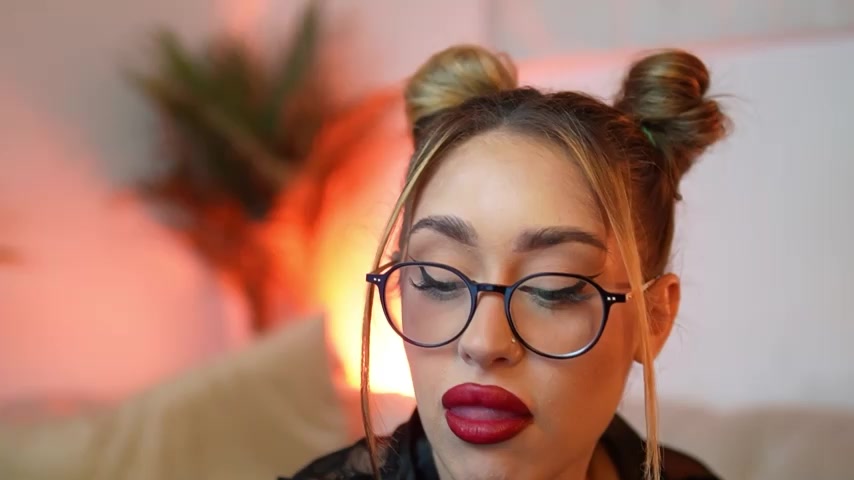 AileenKiss live screenshot 2025-10-26 19:51:47