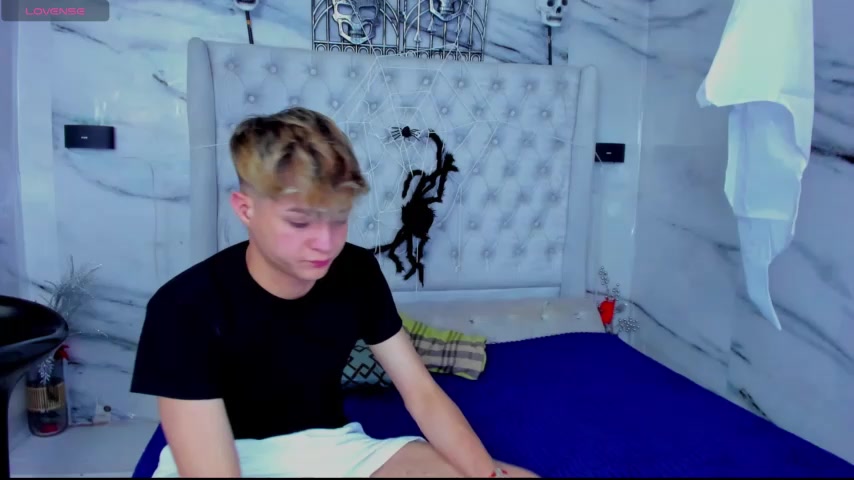 Ari_and_Storm live screenshot 2025-10-24 05:35:30