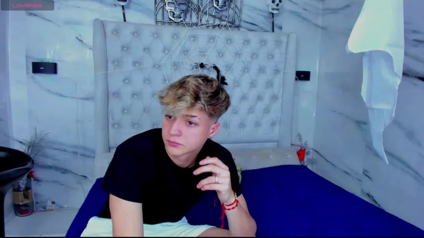 Ari_and_Storm live screenshot 2025-10-24 05:36:26