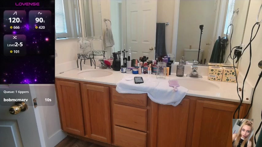 Blondiewithanass live screenshot 2025-11-18 23:27:24