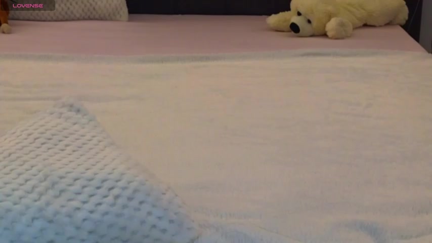 LauraMirage live screenshot 2025-10-15 07:48:35