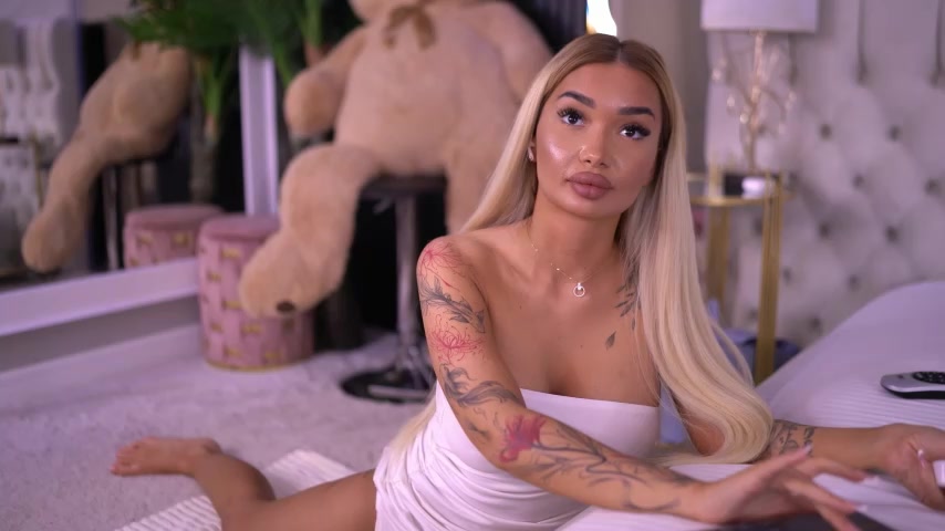 SashaFerrera live screenshot 2025-09-04 00:14:33