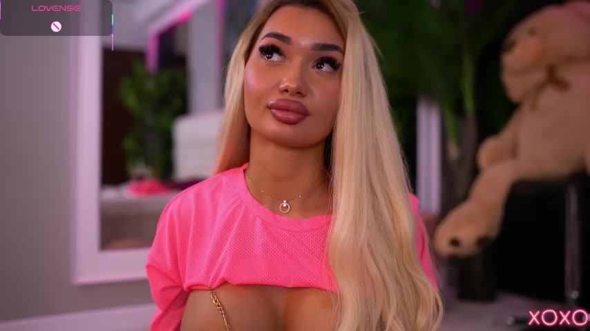 SashaFerrera live screenshot 2025-09-18 00:08:50