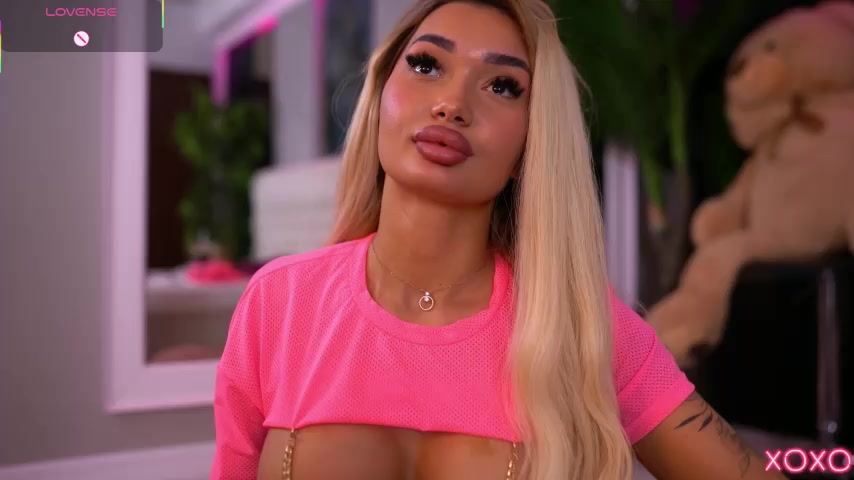 SashaFerrera live screenshot 2025-09-18 00:09:51