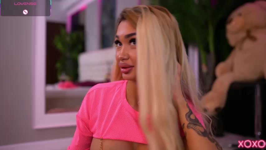 SashaFerrera live screenshot 2025-09-18 00:10:52