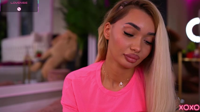 SashaFerrera live screenshot 2025-09-18 00:20:21