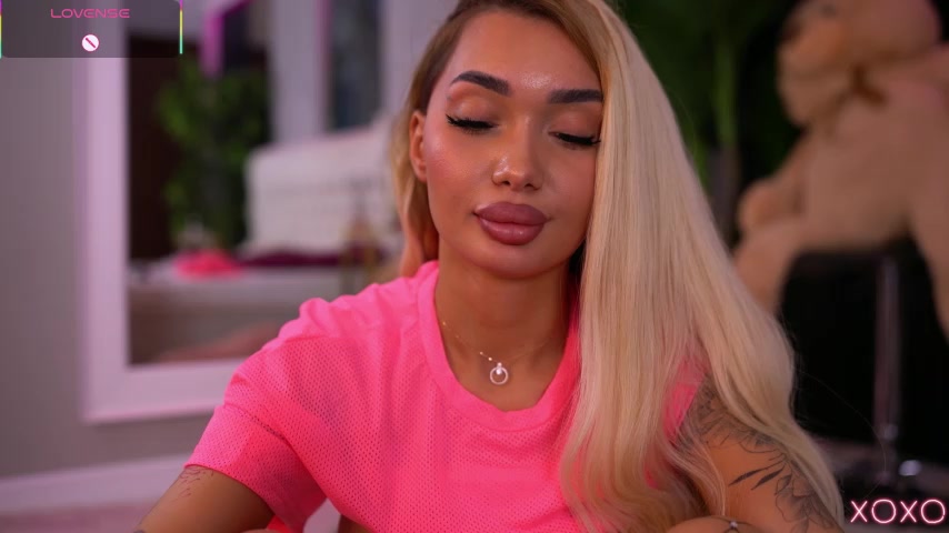 SashaFerrera live screenshot 2025-09-18 00:28:56