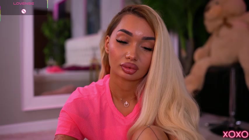 SashaFerrera live screenshot 2025-09-18 00:31:59