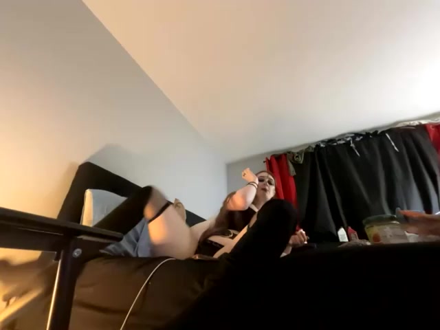 Snowbunnycake_131 live screenshot 2025-10-29 05:33:05