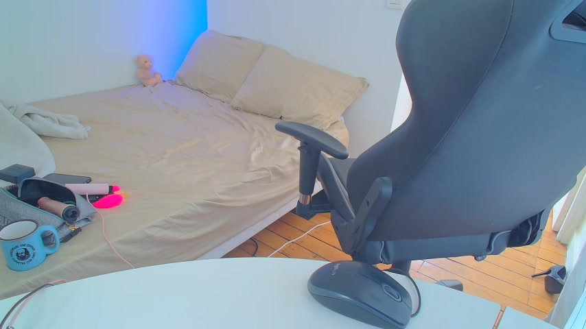 blue_horny_eyes live screenshot 2025-08-24 09:03:00