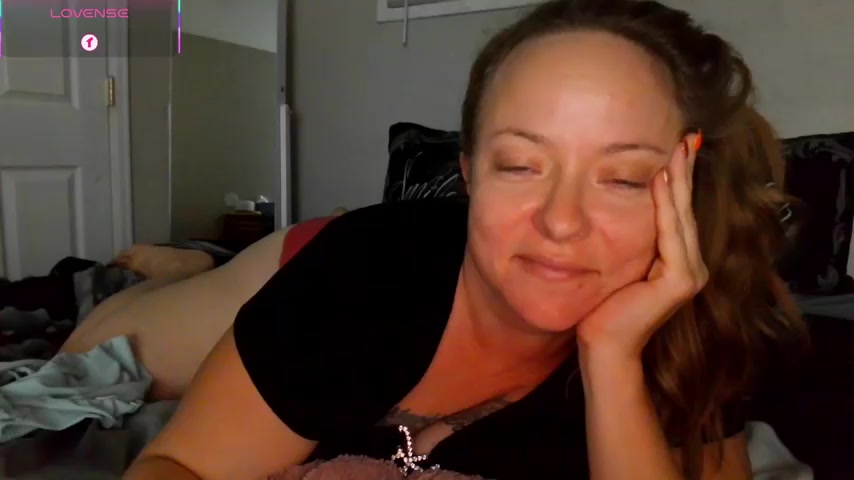 julimonroe live screenshot 2025-10-08 03:50:59